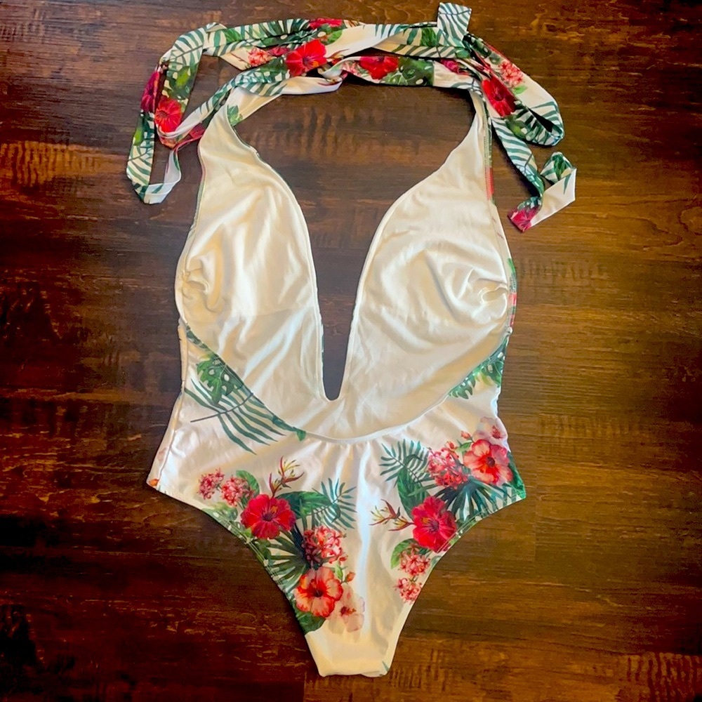 Fantastic Tropical One Piece - Picture 3 of 4